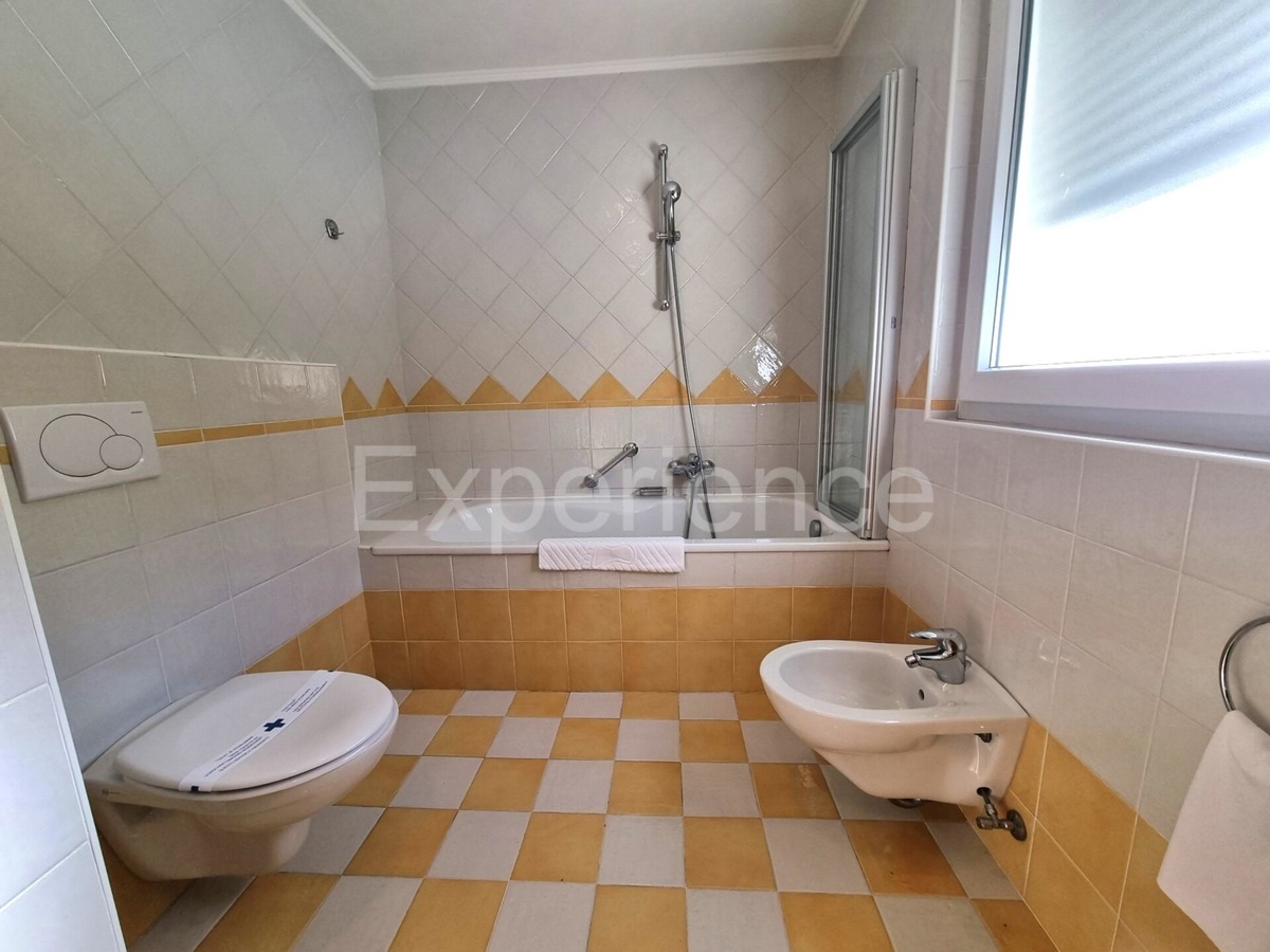 POSIZIONE ESCLUSIVA! Crveni Vrh - appartamento con spaziosa terrazza, a 130 metri dal mare!