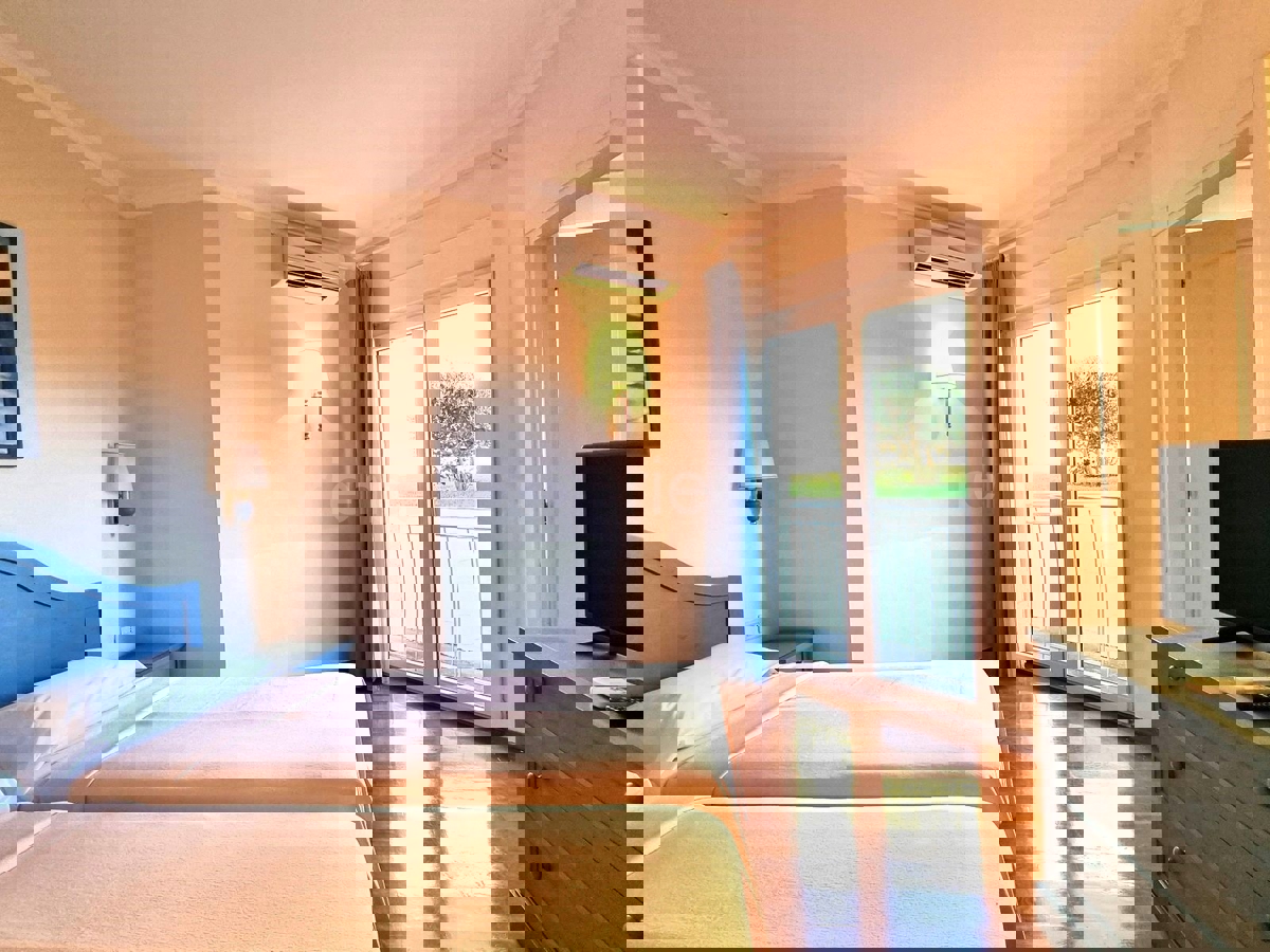 POSIZIONE ESCLUSIVA! Crveni Vrh - appartamento con spaziosa terrazza, a 130 metri dal mare!