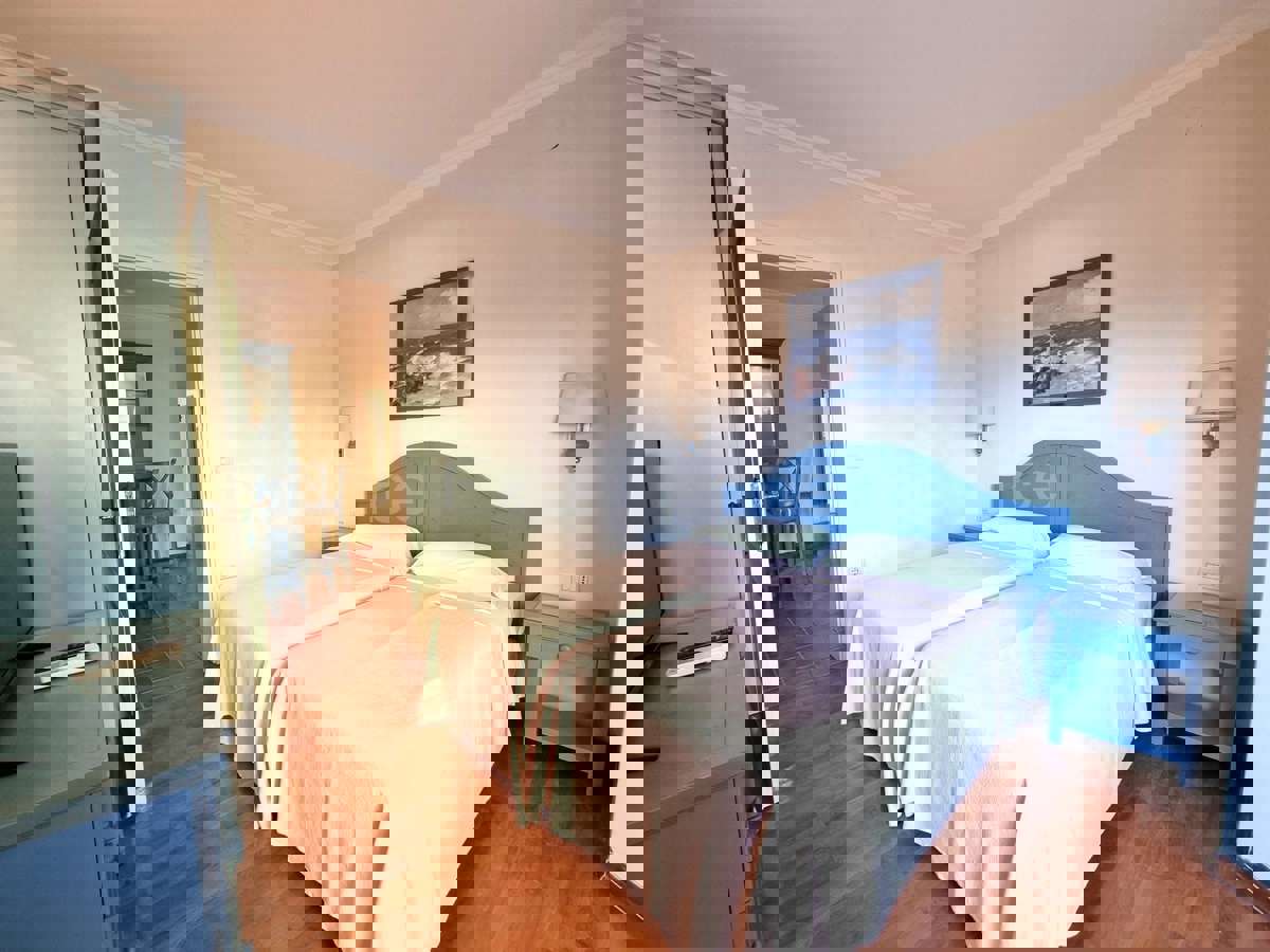 POSIZIONE ESCLUSIVA! Crveni Vrh - appartamento con spaziosa terrazza, a 130 metri dal mare!