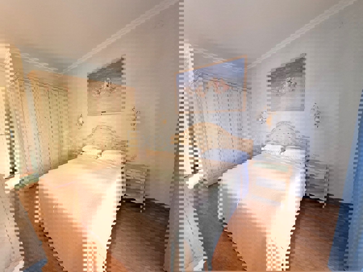 POSIZIONE ESCLUSIVA! Crveni Vrh - appartamento con spaziosa terrazza, a 130 metri dal mare!