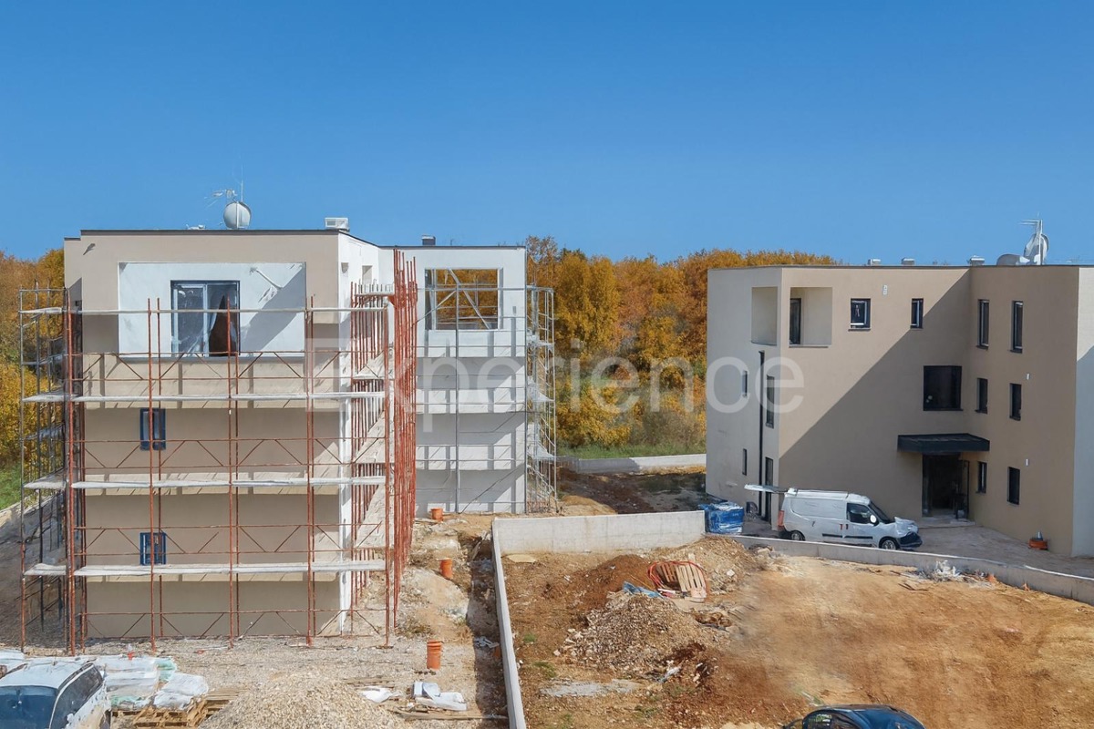 Parenzo - ca. 1 km dal mare, appartamento con 3 CAMERE DA LETTO + GIARDINO 115 m²