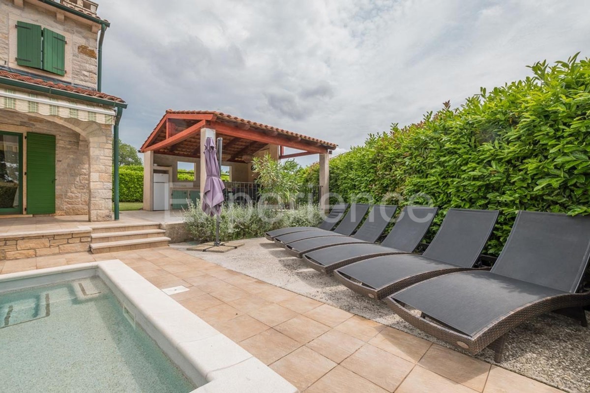 Istria, vicino a Parenzo - affascinante villa con piscina
