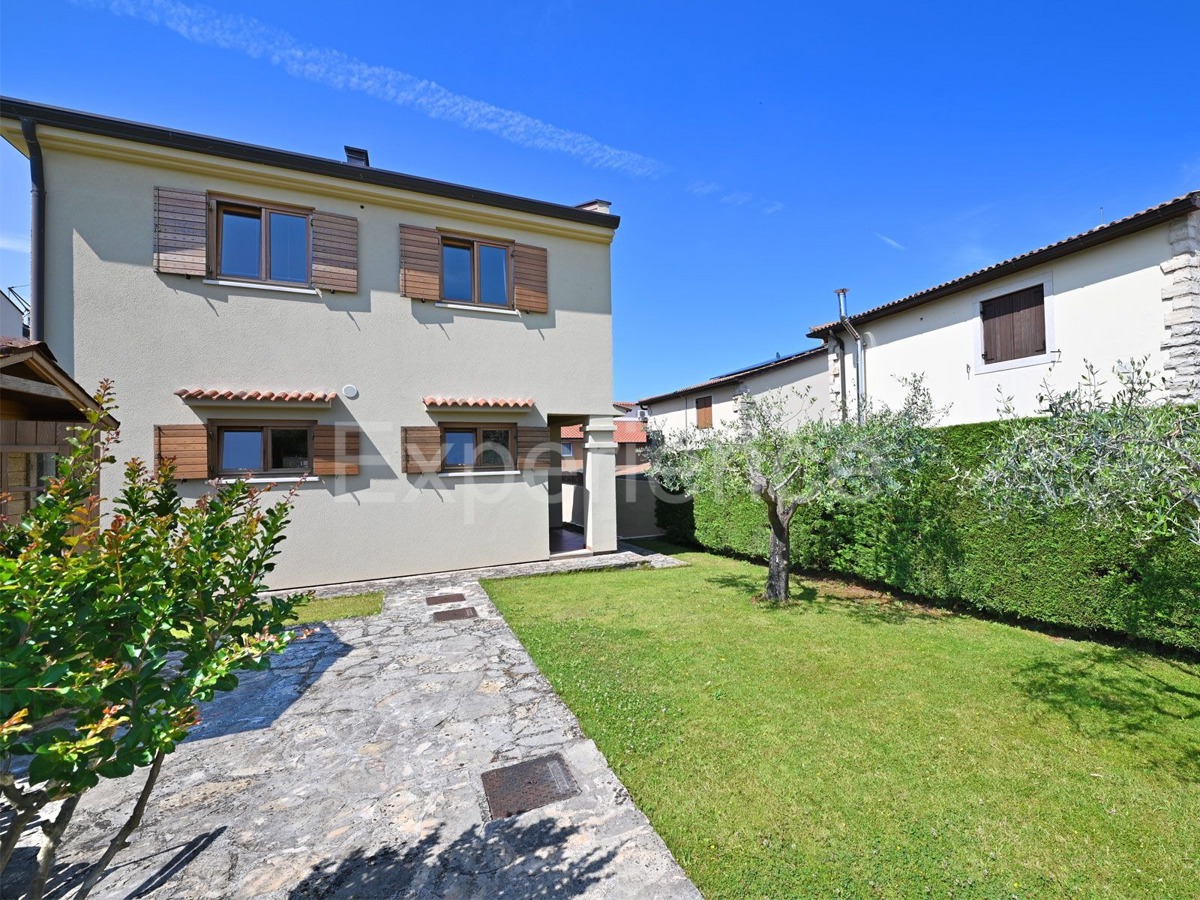 Villa con piscina - un connubio di stile e comfort vicino a Parenzo