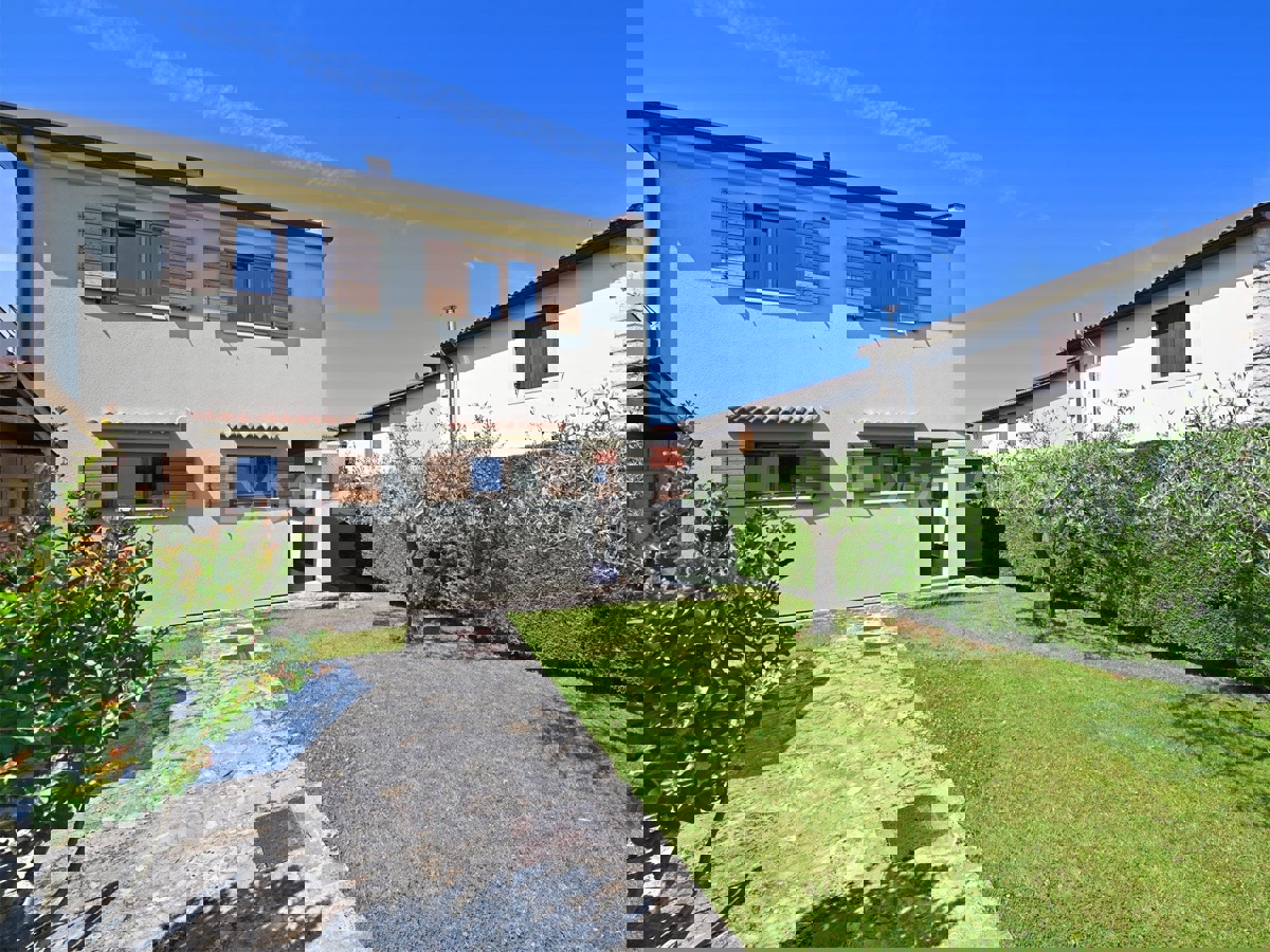 Villa con piscina - un connubio di stile e comfort vicino a Parenzo