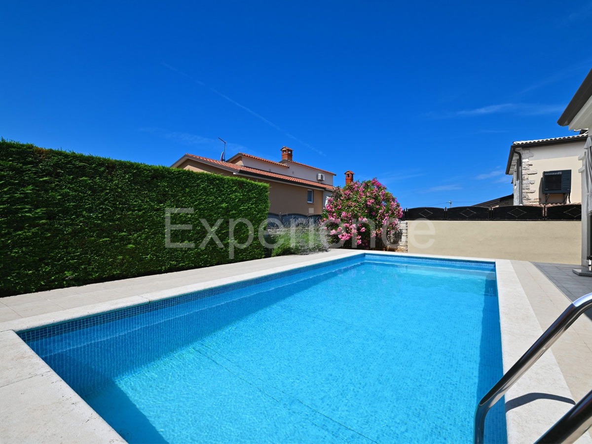 Villa con piscina - un connubio di stile e comfort vicino a Parenzo
