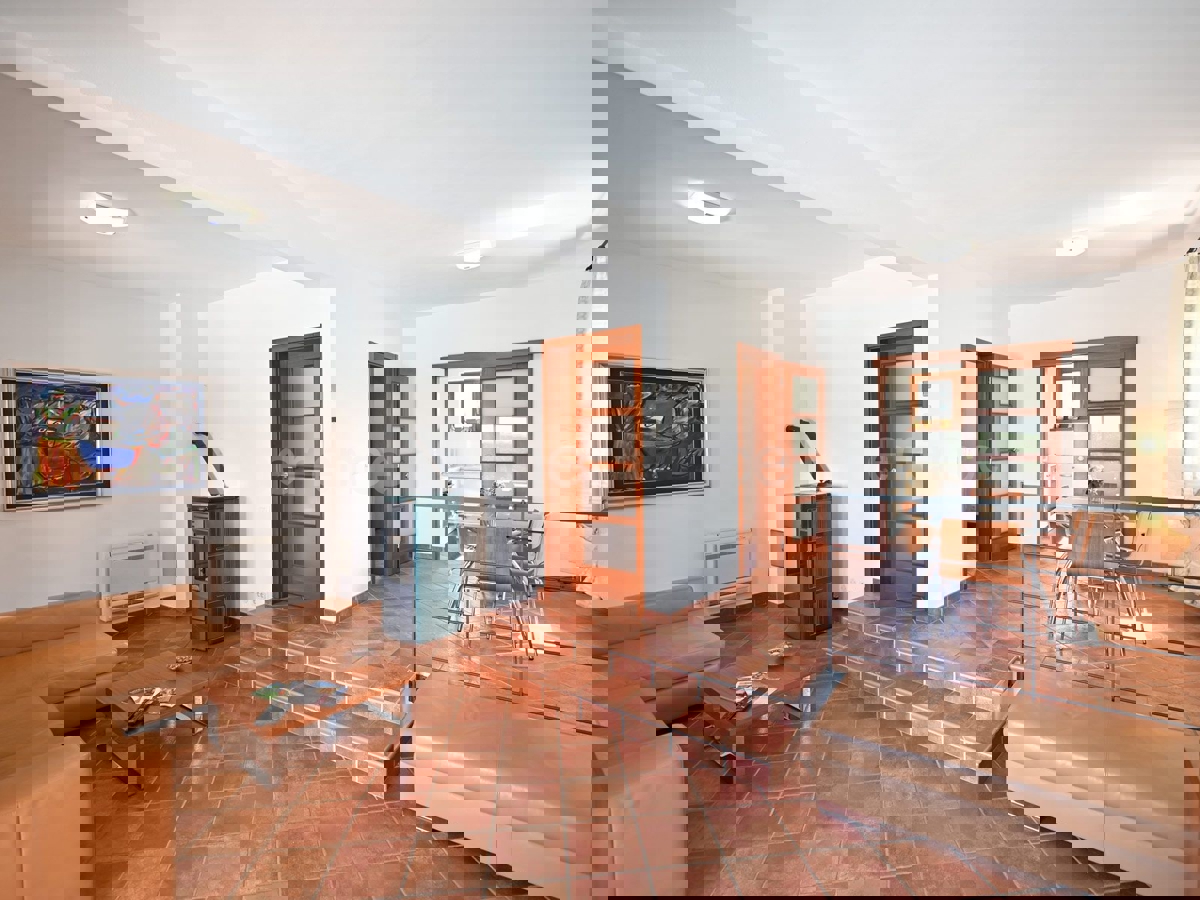 Villa con piscina - un connubio di stile e comfort vicino a Parenzo