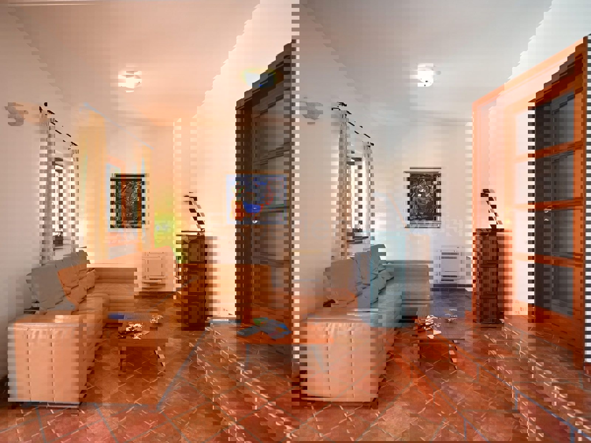 Villa con piscina - un connubio di stile e comfort vicino a Parenzo