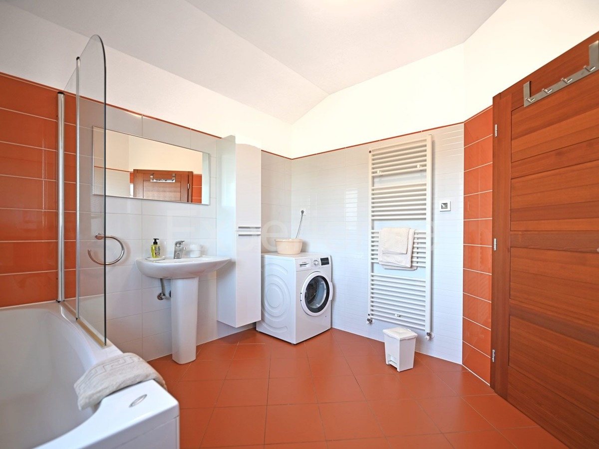 Villa con piscina - un connubio di stile e comfort vicino a Parenzo