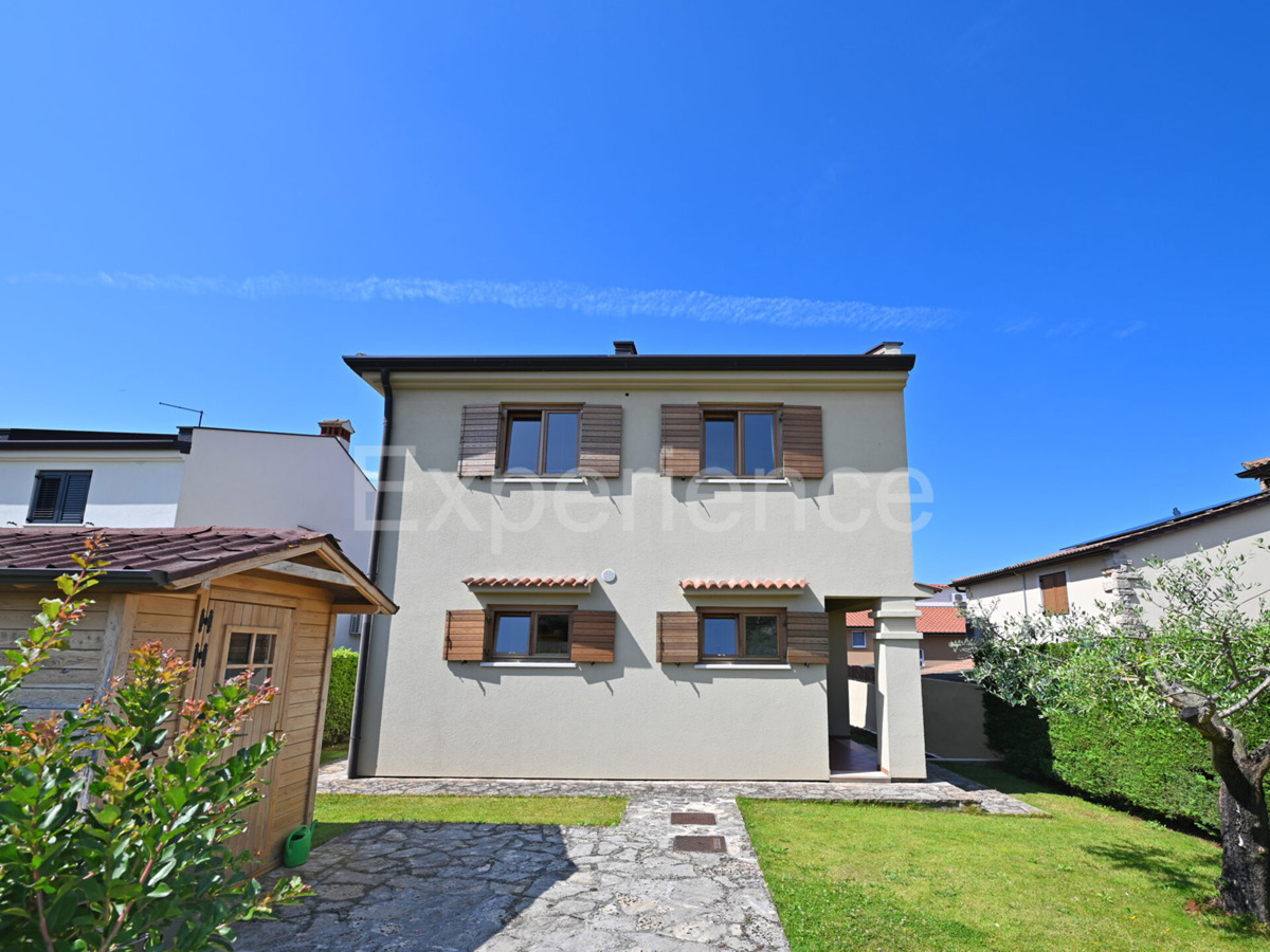 Villa con piscina - un connubio di stile e comfort vicino a Parenzo