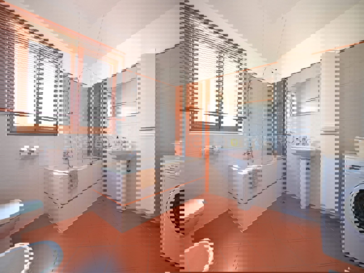 Villa con piscina - un connubio di stile e comfort vicino a Parenzo