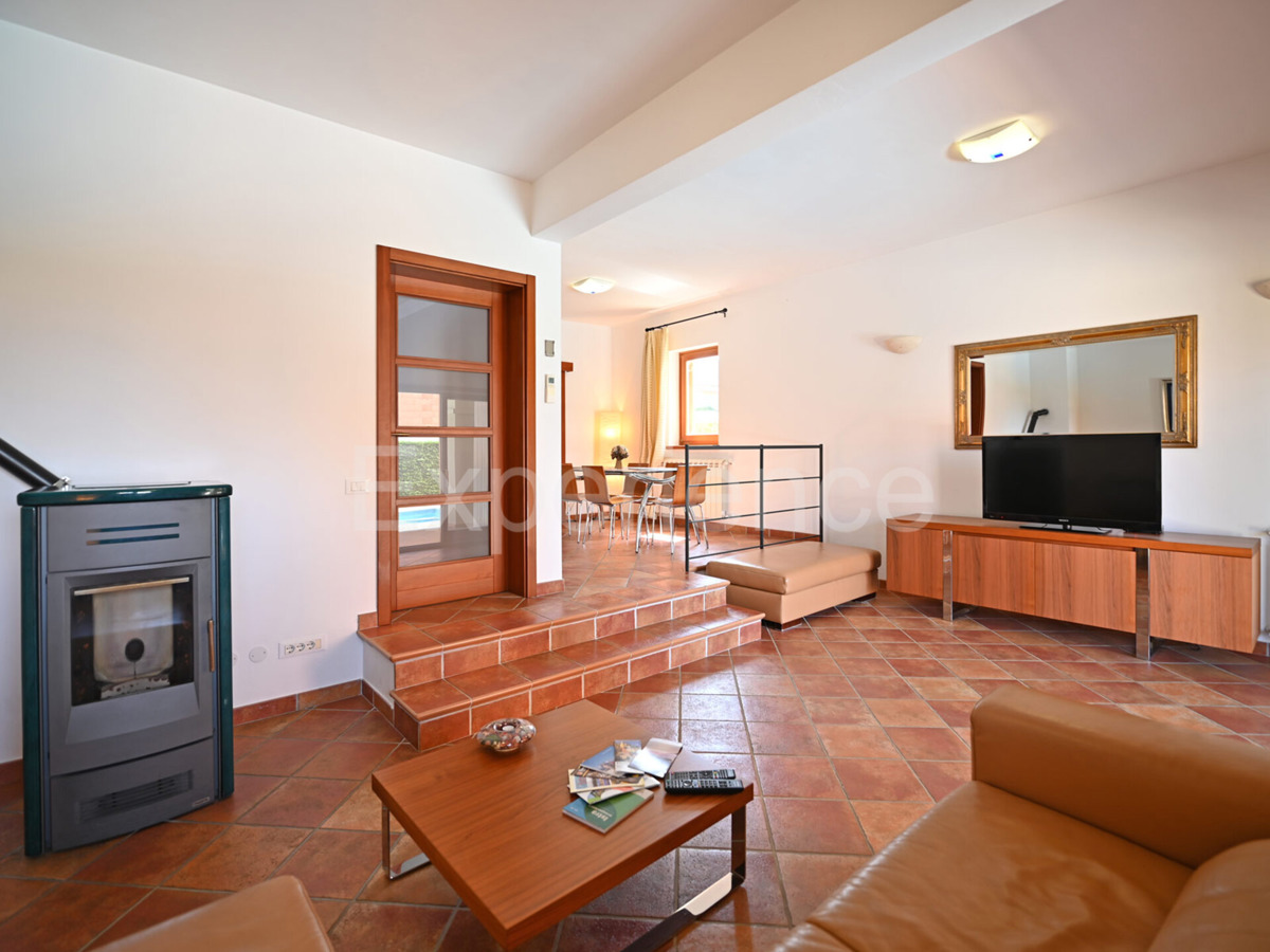 Villa con piscina - un connubio di stile e comfort vicino a Parenzo