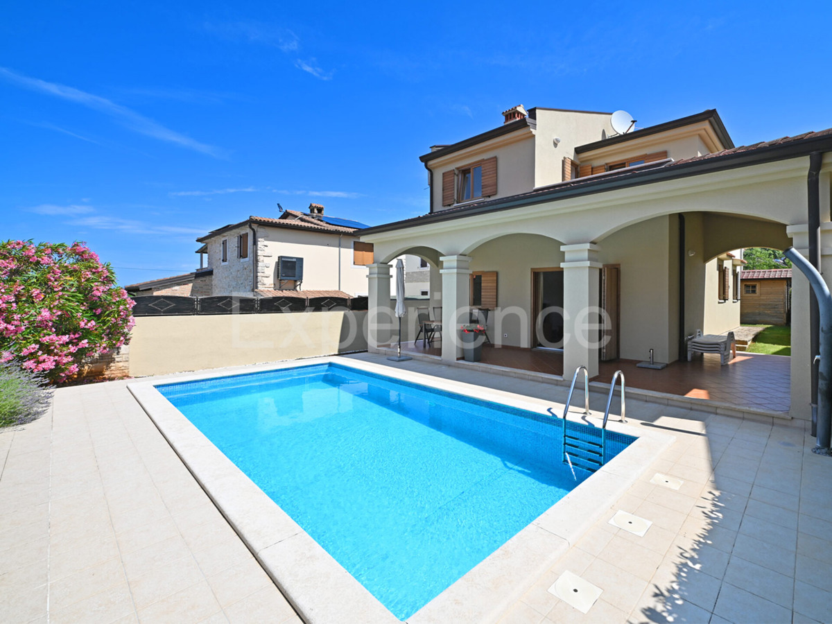 Villa con piscina - un connubio di stile e comfort vicino a Parenzo