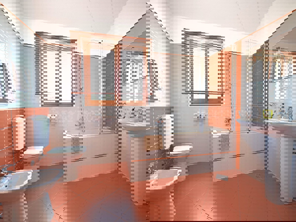 Villa con piscina - un connubio di stile e comfort vicino a Parenzo