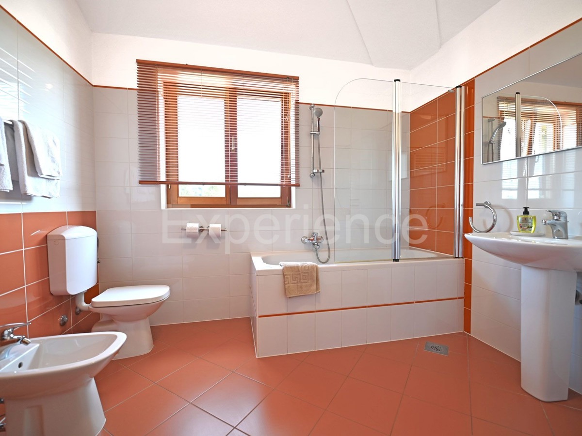 Villa con piscina - un connubio di stile e comfort vicino a Parenzo