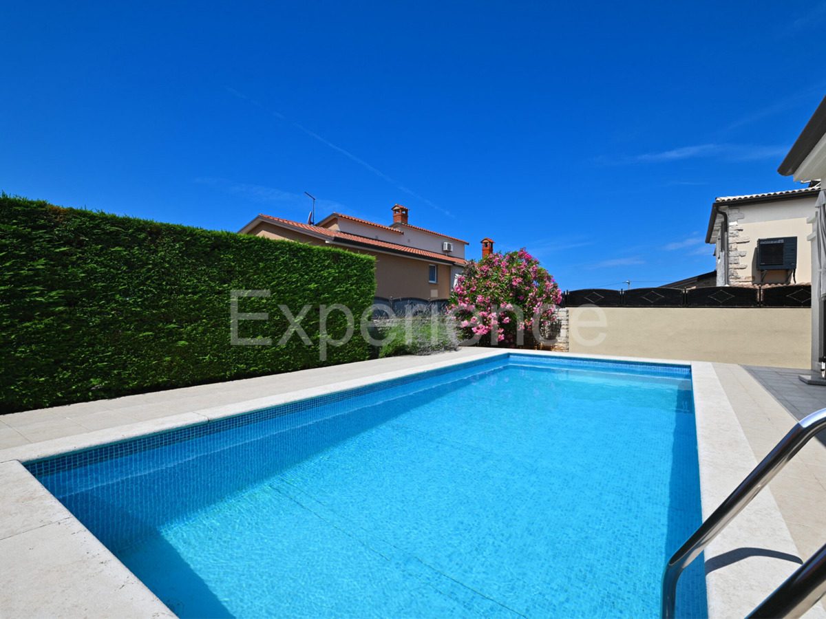 Villa con piscina - un connubio di stile e comfort vicino a Parenzo