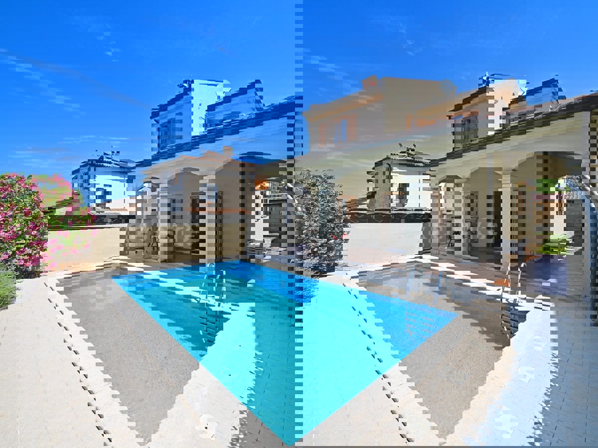 Villa con piscina - un connubio di stile e comfort vicino a Parenzo