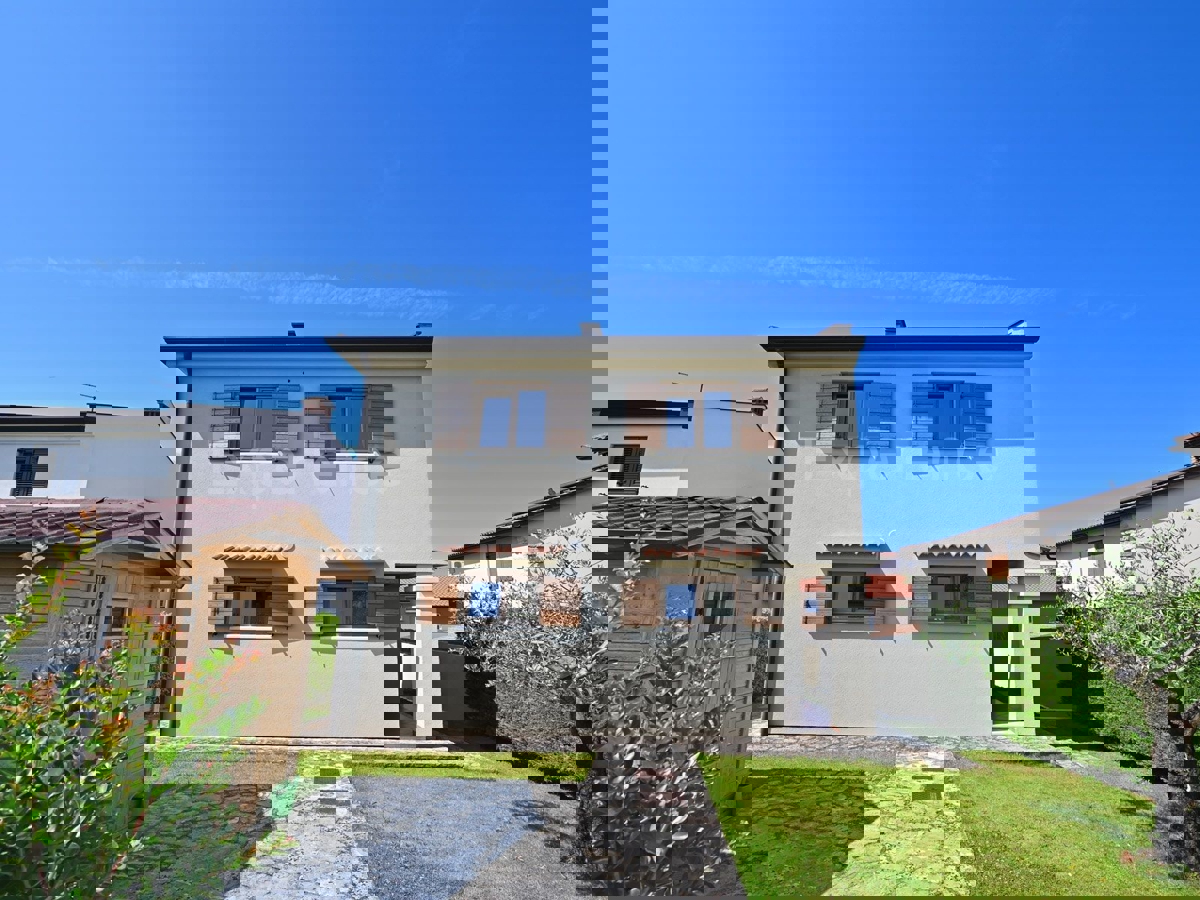 Villa con piscina - un connubio di stile e comfort vicino a Parenzo