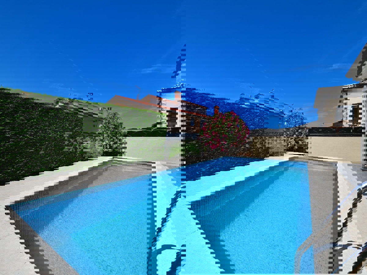 Villa con piscina - un connubio di stile e comfort vicino a Parenzo