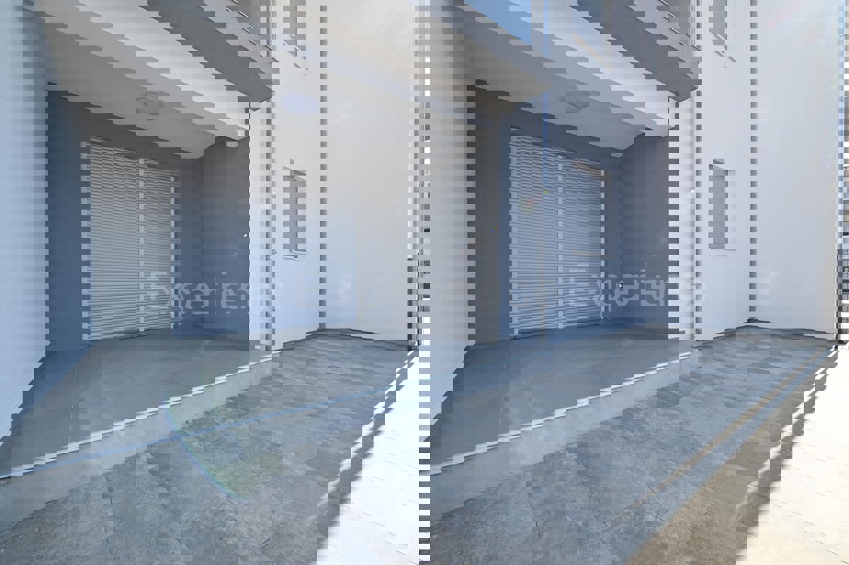 ISTRIA, zona Parenzo – appartamento (58,70 m²) al piano terra con GIARDINO (79 m²)