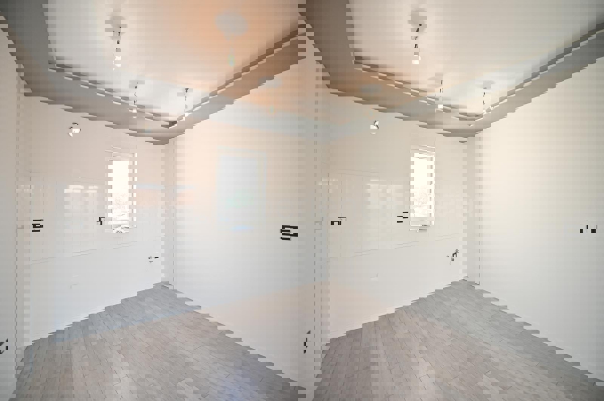 ISTRIA, zona Parenzo – appartamento (58,70 m²) al piano terra con GIARDINO (79 m²)