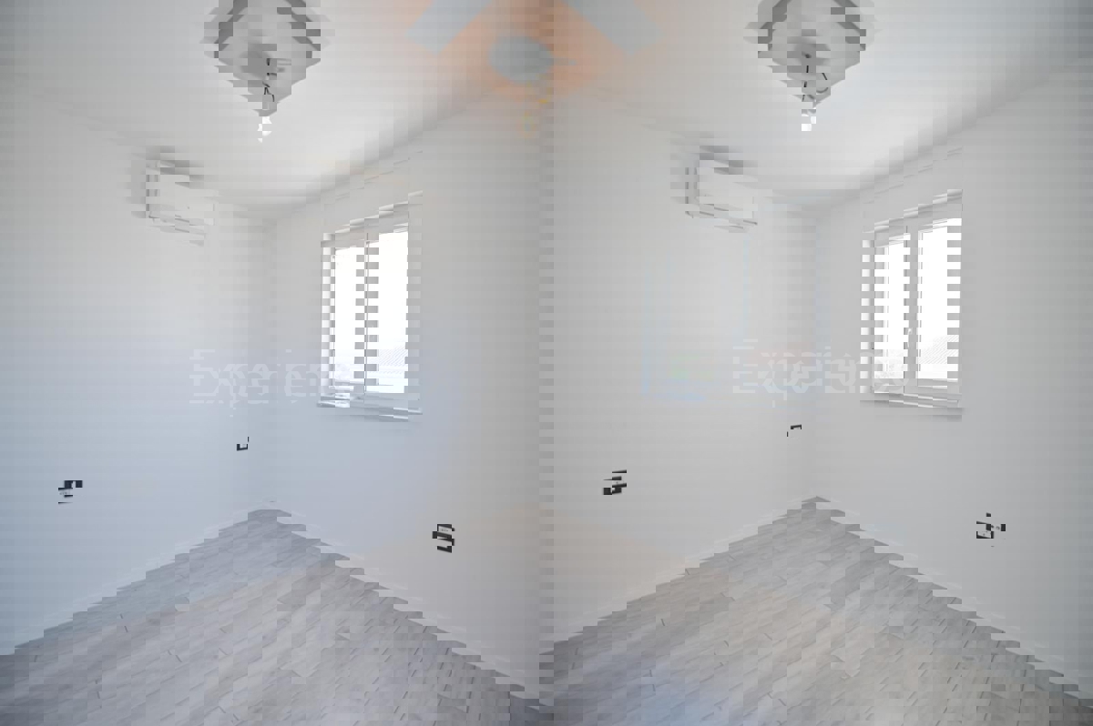 ISTRIA, zona Parenzo – appartamento (58,70 m²) al piano terra con GIARDINO (79 m²)