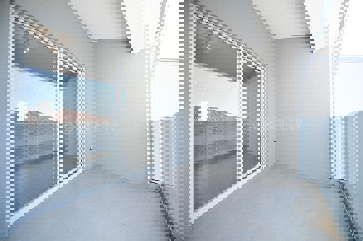 ISTRIA, zona Parenzo – appartamento (58,70 m²) al piano terra con GIARDINO (79 m²)