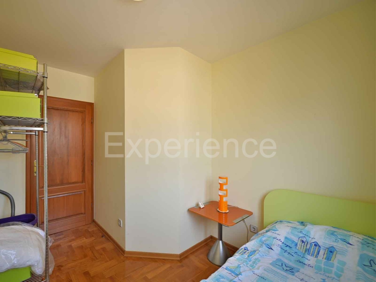 Parenzo - a 1.000 m dalla spiaggia, appartamento con VISTA MARE e garage!