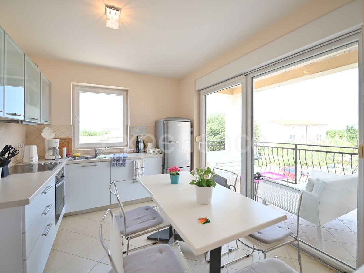 Parenzo - a 1.000 m dalla spiaggia, appartamento con VISTA MARE e garage!