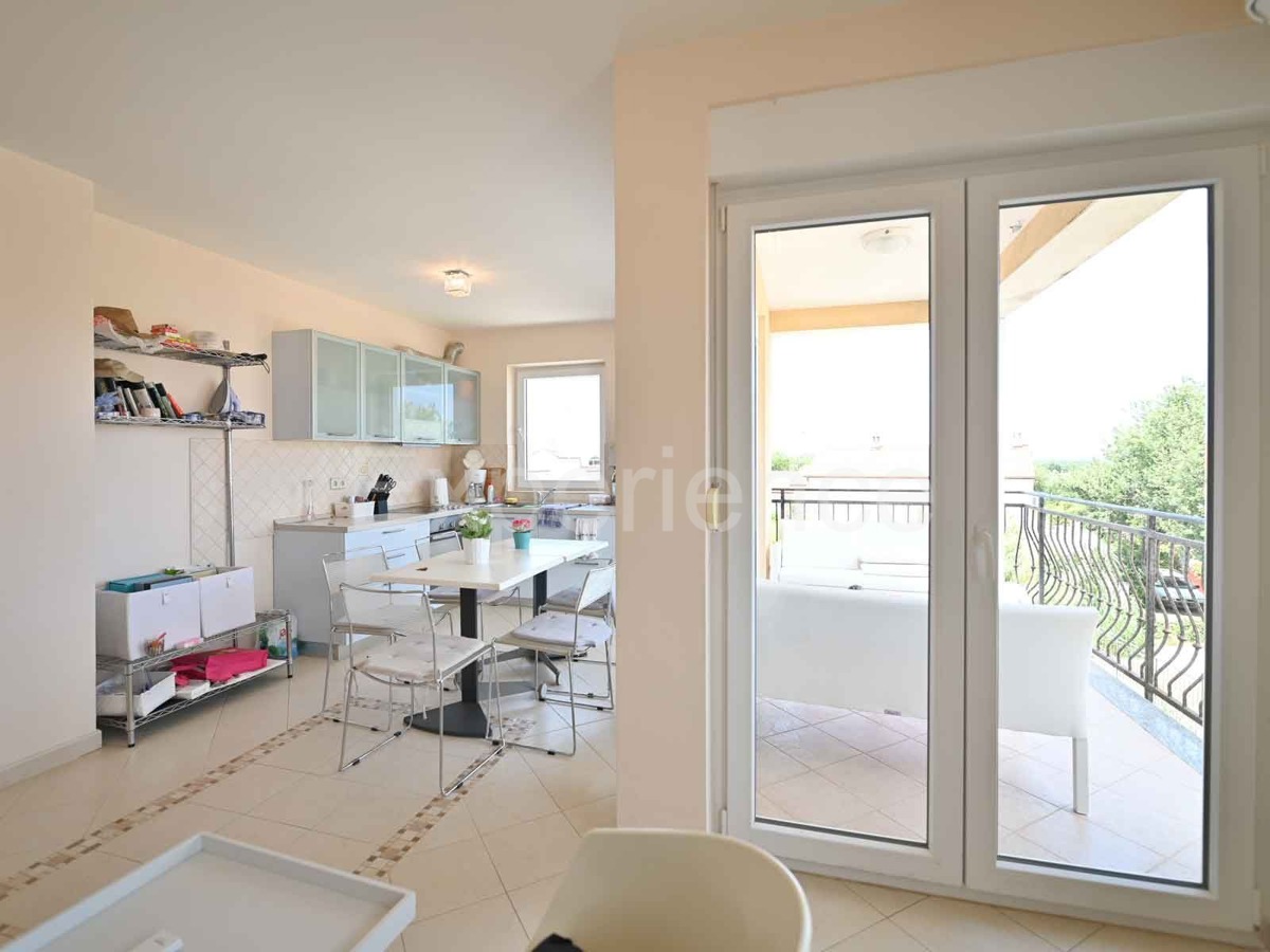 Parenzo - a 1.000 m dalla spiaggia, appartamento con VISTA MARE e garage!