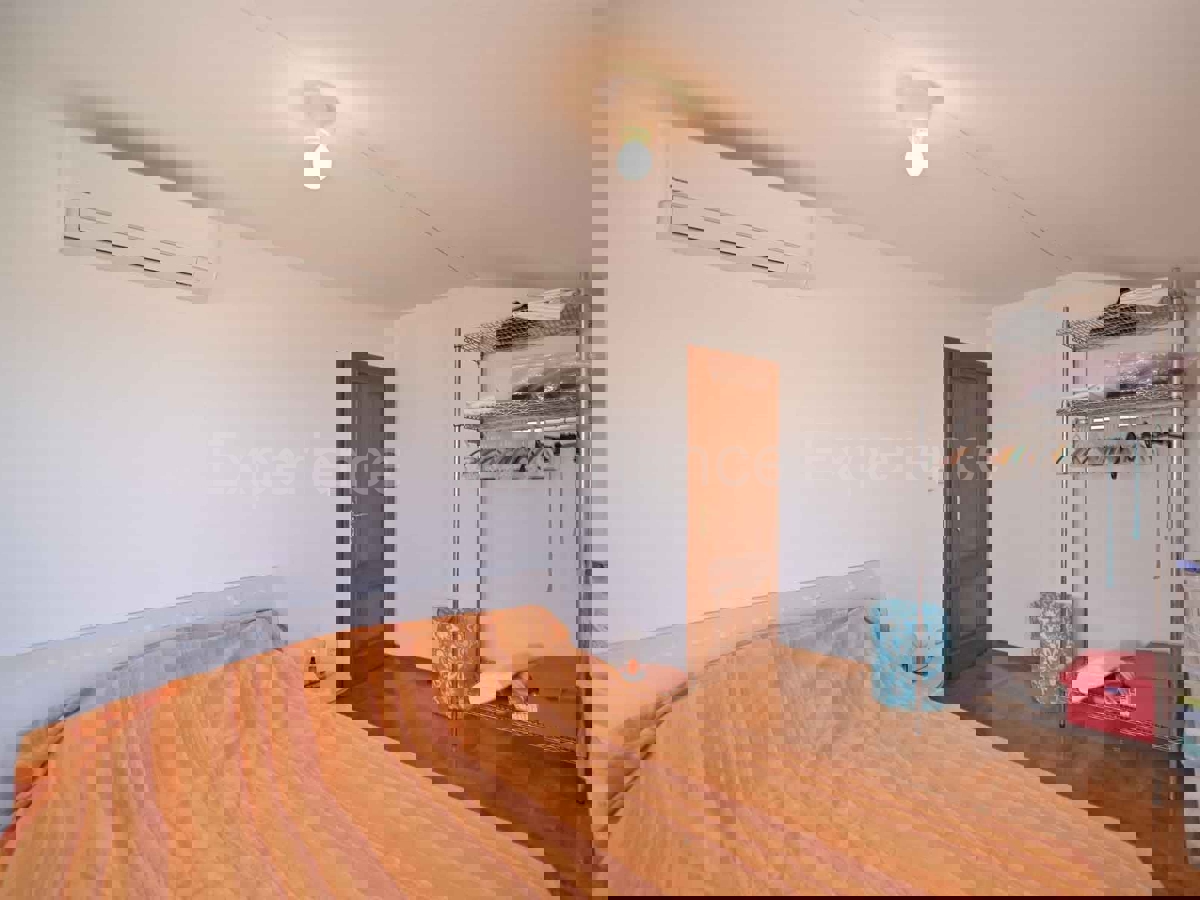 Parenzo - a 1.000 m dalla spiaggia, appartamento con VISTA MARE e garage!