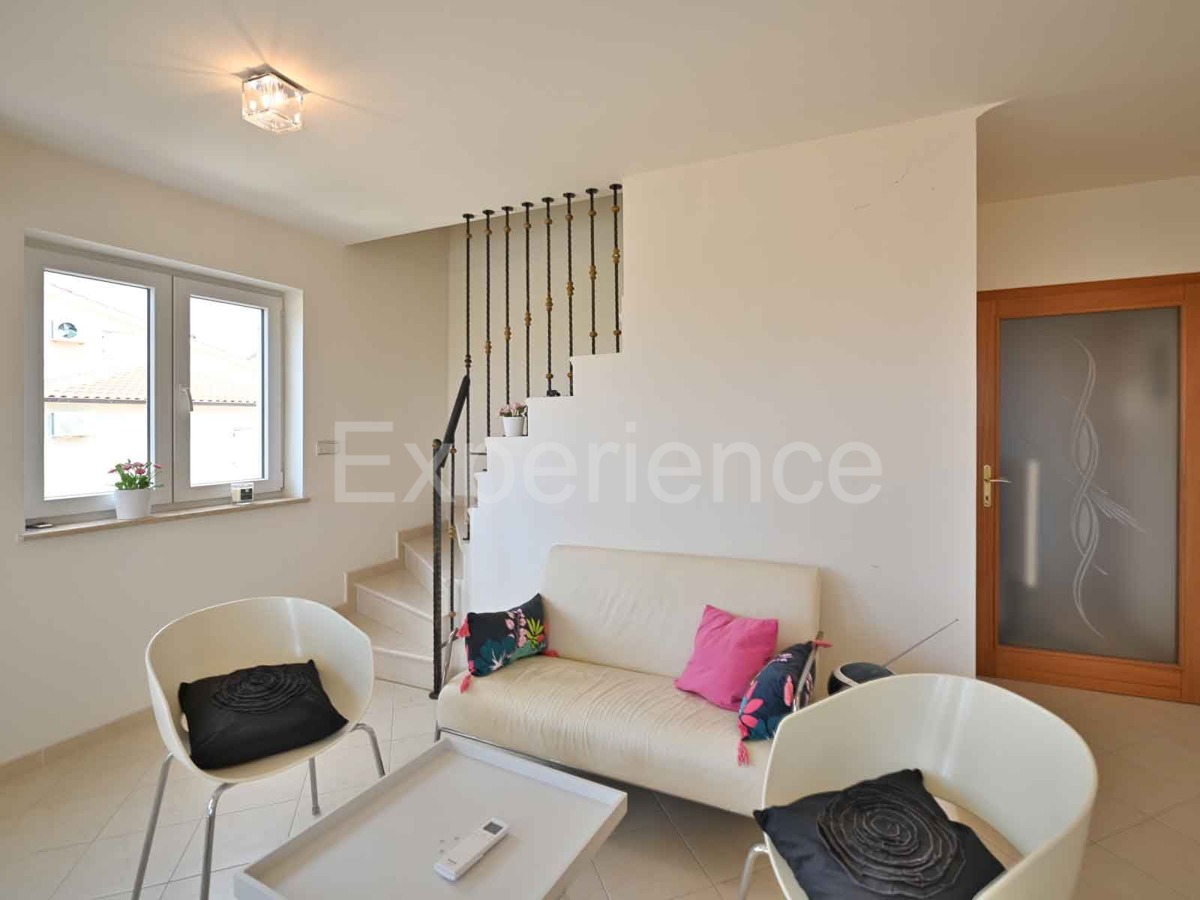 Parenzo - a 1.000 m dalla spiaggia, appartamento con VISTA MARE e garage!