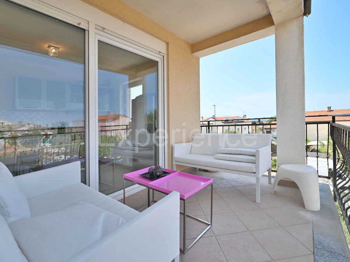 Parenzo - a 1.000 m dalla spiaggia, appartamento con VISTA MARE e garage!