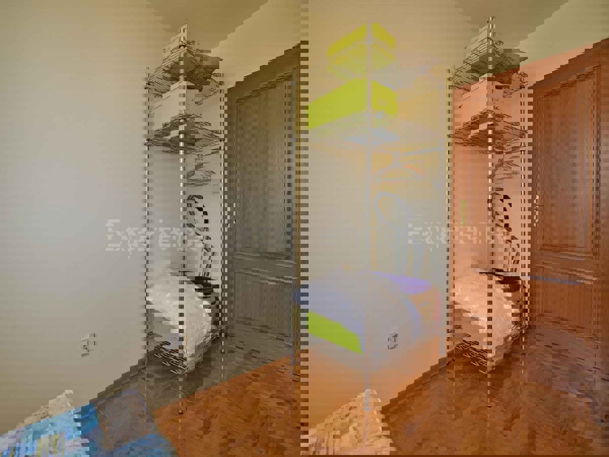 Parenzo - a 1.000 m dalla spiaggia, appartamento con VISTA MARE e garage!