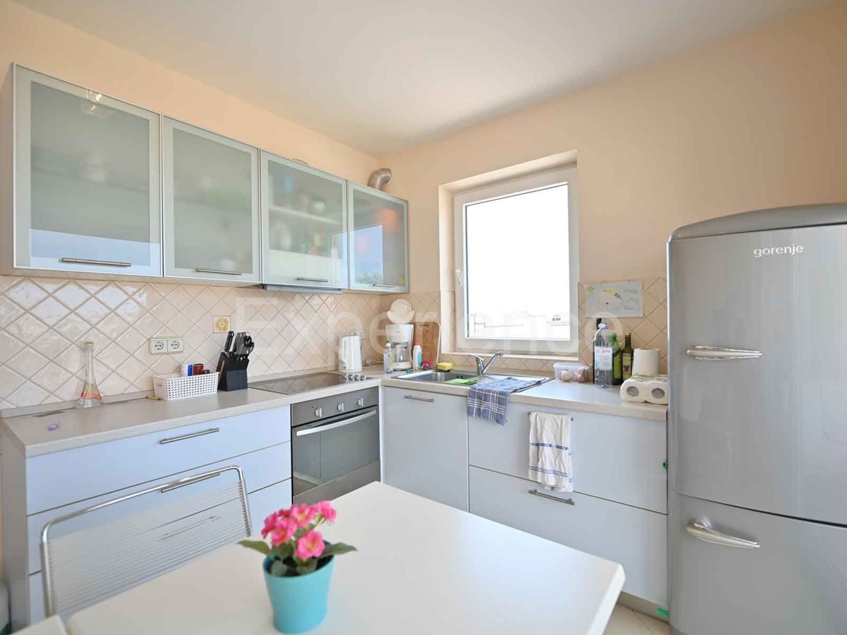 Parenzo - a 1.000 m dalla spiaggia, appartamento con VISTA MARE e garage!