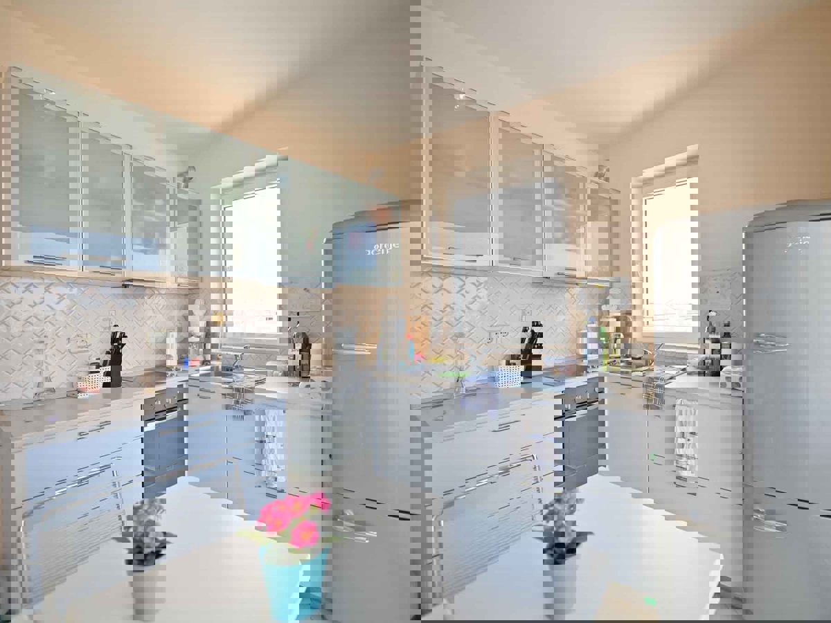 Parenzo - a 1.000 m dalla spiaggia, appartamento con VISTA MARE e garage!