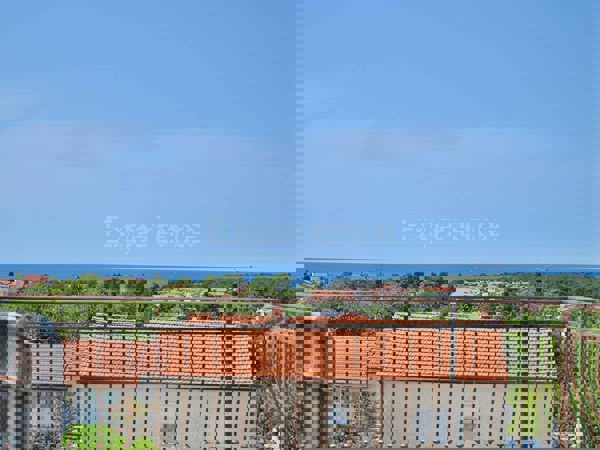 Parenzo - a 1.000 m dalla spiaggia, appartamento con VISTA MARE e garage!