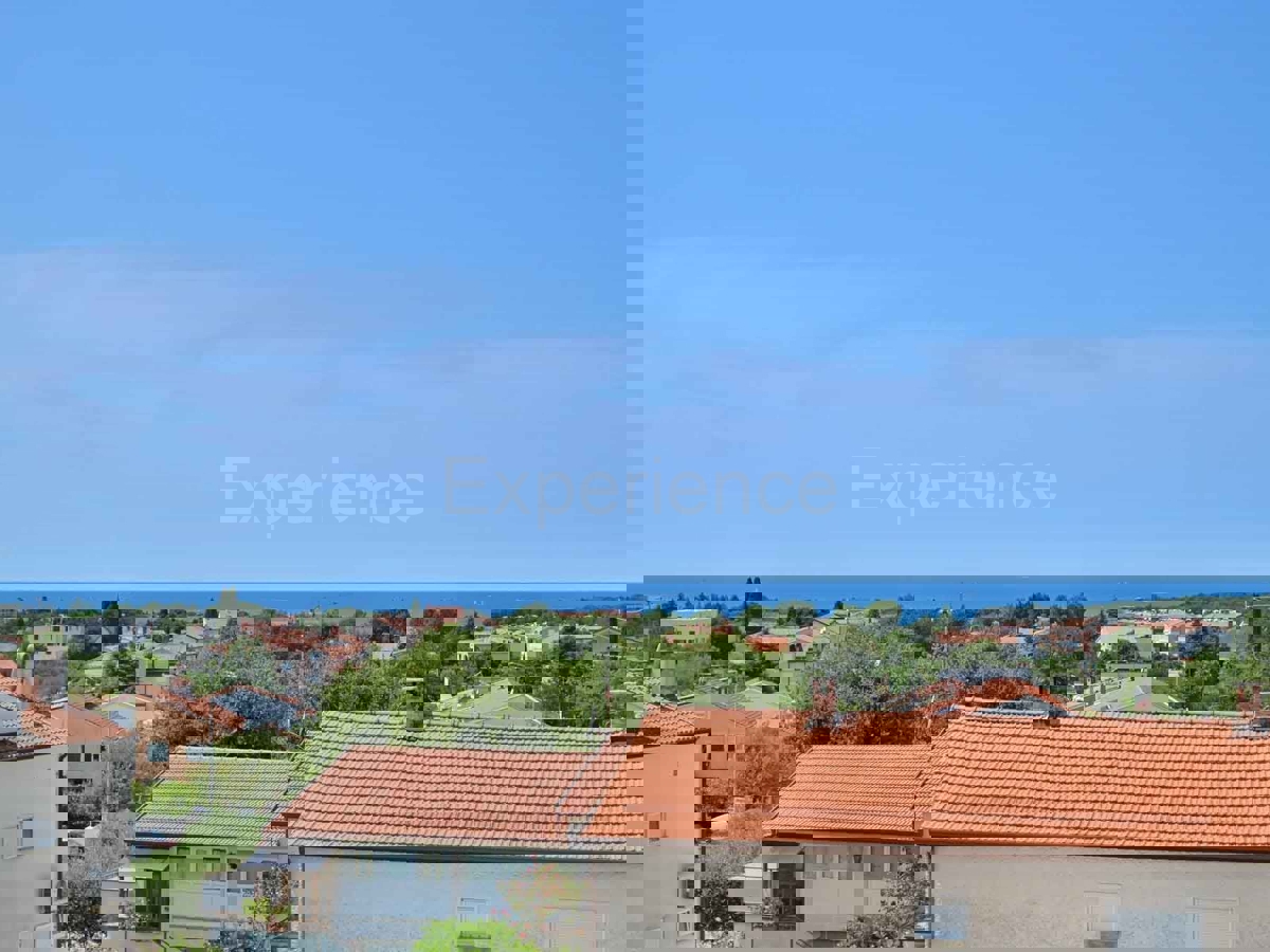 Parenzo - a 1.000 m dalla spiaggia, appartamento con VISTA MARE e garage!