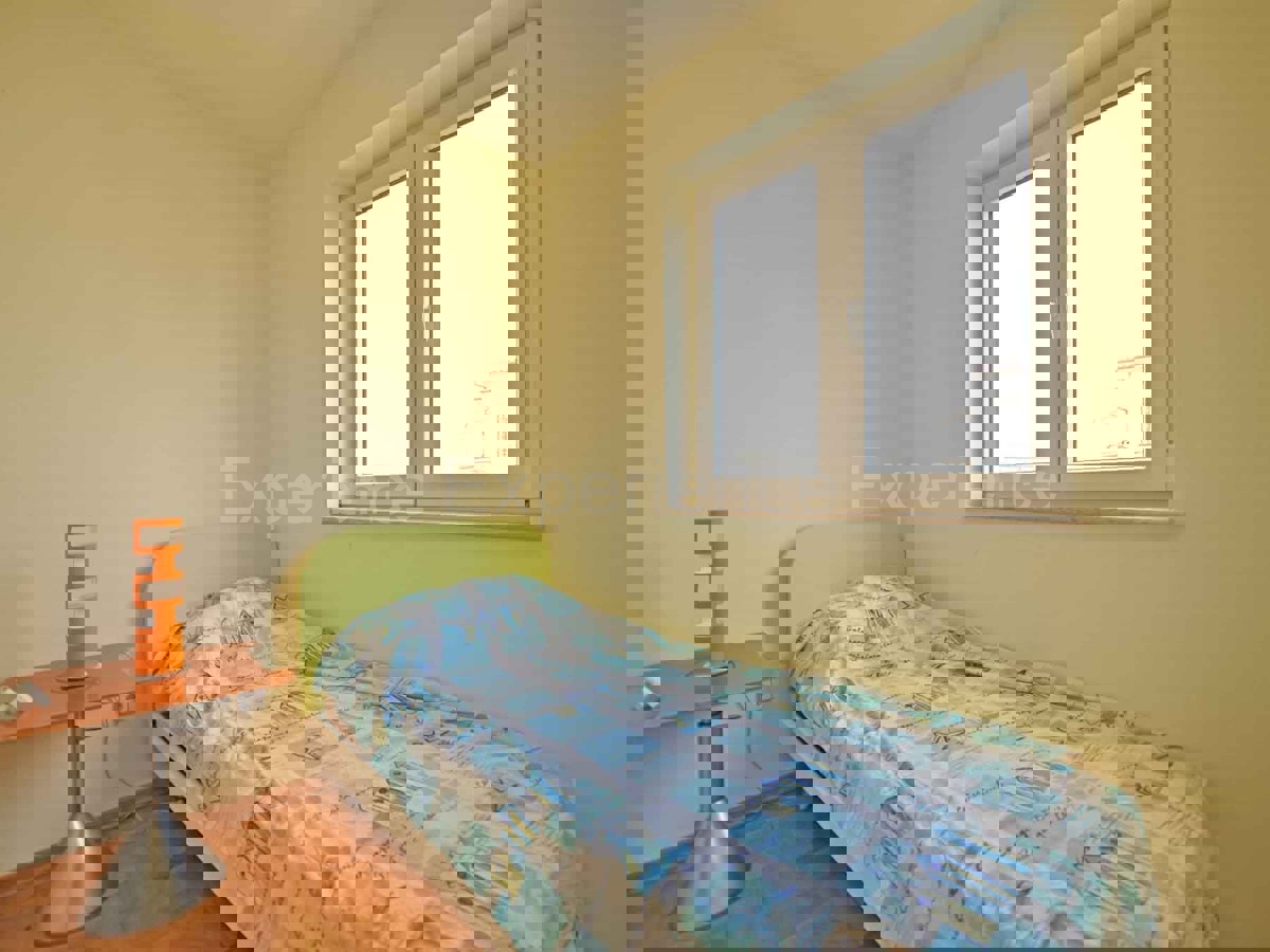 Parenzo - a 1.000 m dalla spiaggia, appartamento con VISTA MARE e garage!