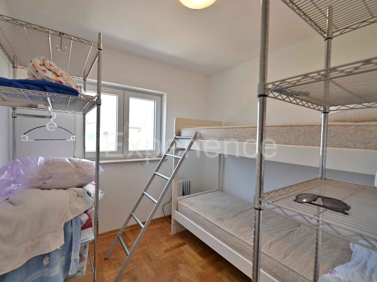 Parenzo - a 1.000 m dalla spiaggia, appartamento con VISTA MARE e garage!