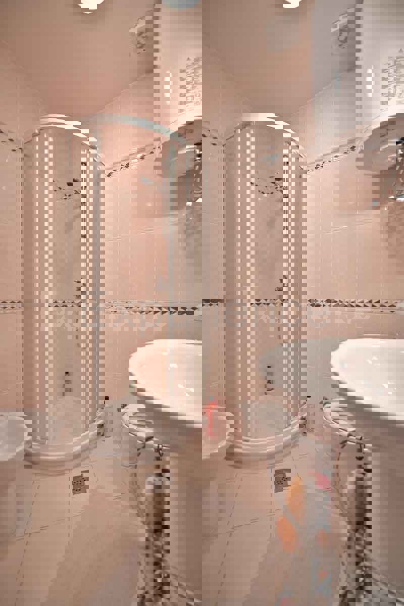 Parenzo - a 1.000 m dalla spiaggia, appartamento con VISTA MARE e garage!