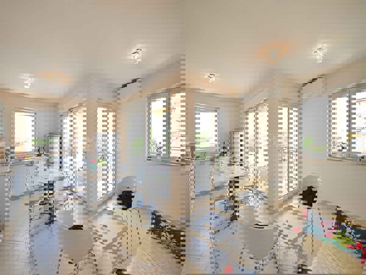 Parenzo - a 1.000 m dalla spiaggia, appartamento con VISTA MARE e garage!