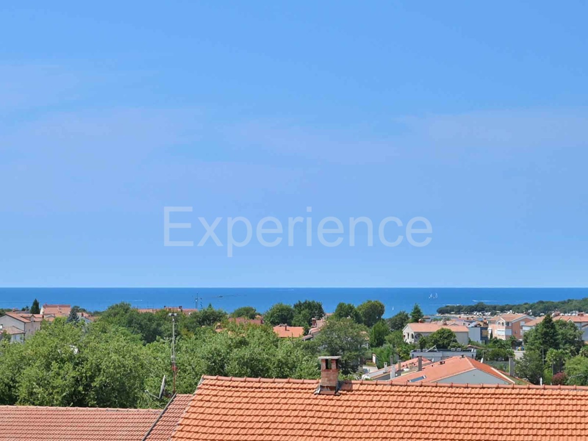 Parenzo - a 1.000 m dalla spiaggia, appartamento con VISTA MARE e garage!