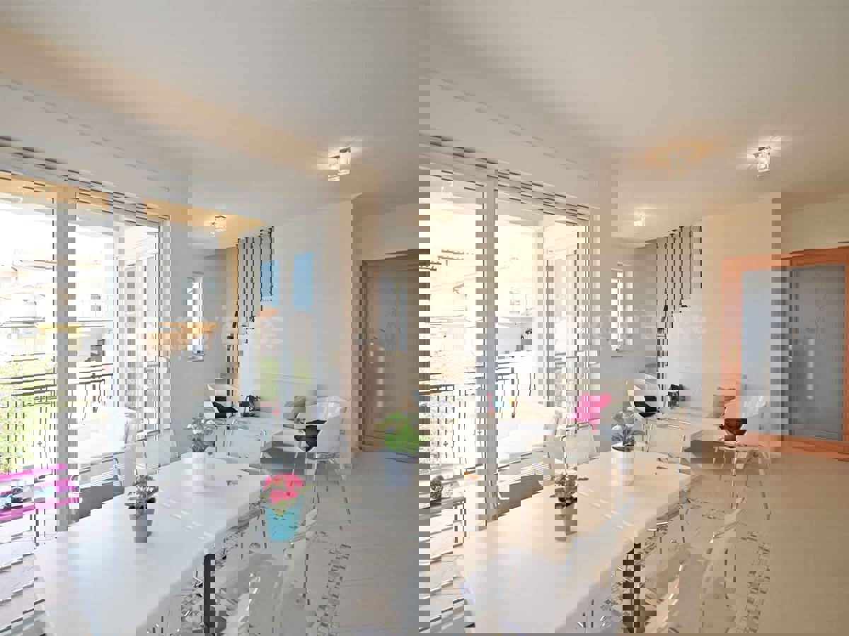 Parenzo - a 1.000 m dalla spiaggia, appartamento con VISTA MARE e garage!