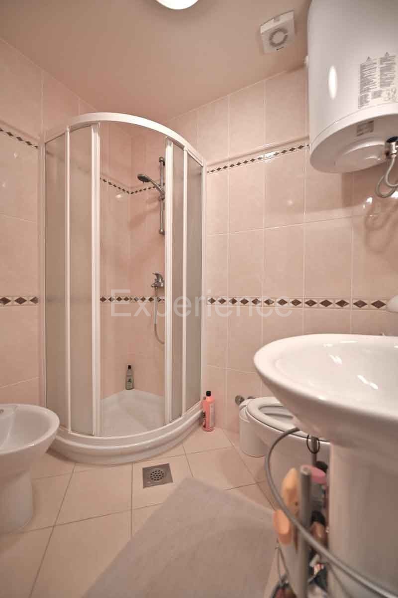 Parenzo - a 1.000 m dalla spiaggia, appartamento con VISTA MARE e garage!