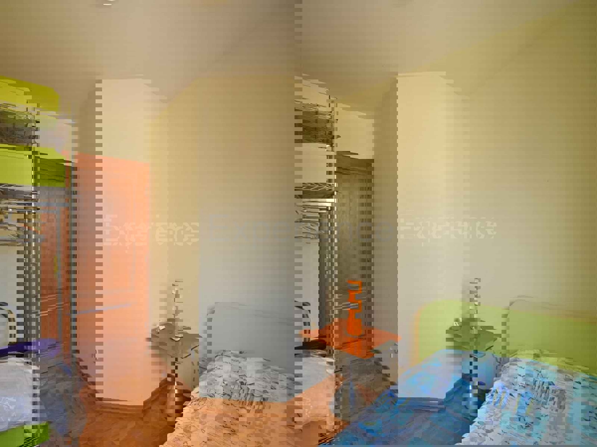 Parenzo - a 1.000 m dalla spiaggia, appartamento con VISTA MARE e garage!