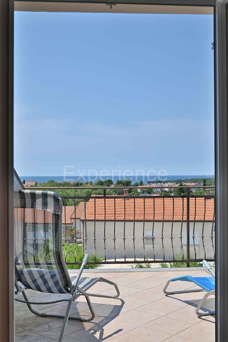 Parenzo - a 1.000 m dalla spiaggia, appartamento con VISTA MARE e garage!