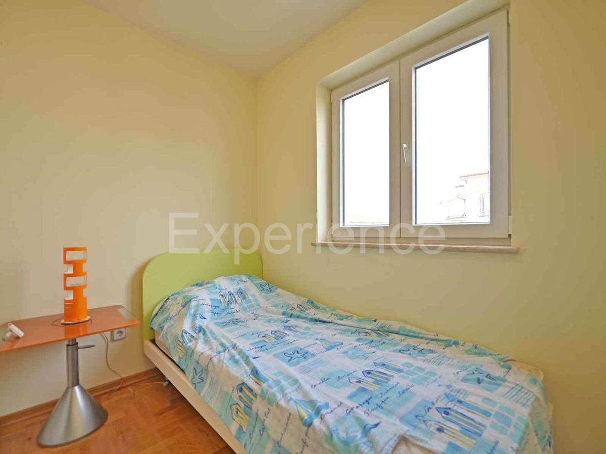 Parenzo - a 1.000 m dalla spiaggia, appartamento con VISTA MARE e garage!