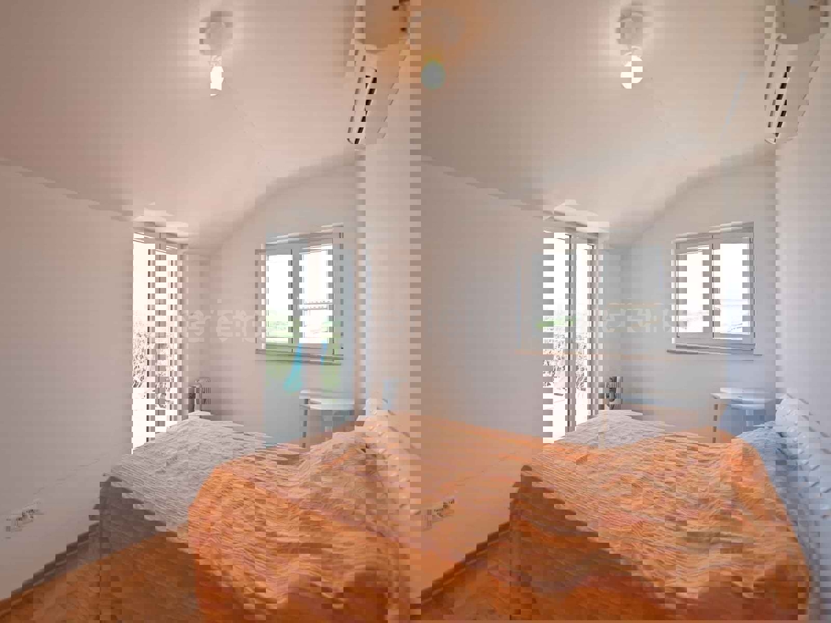 Parenzo - a 1.000 m dalla spiaggia, appartamento con VISTA MARE e garage!