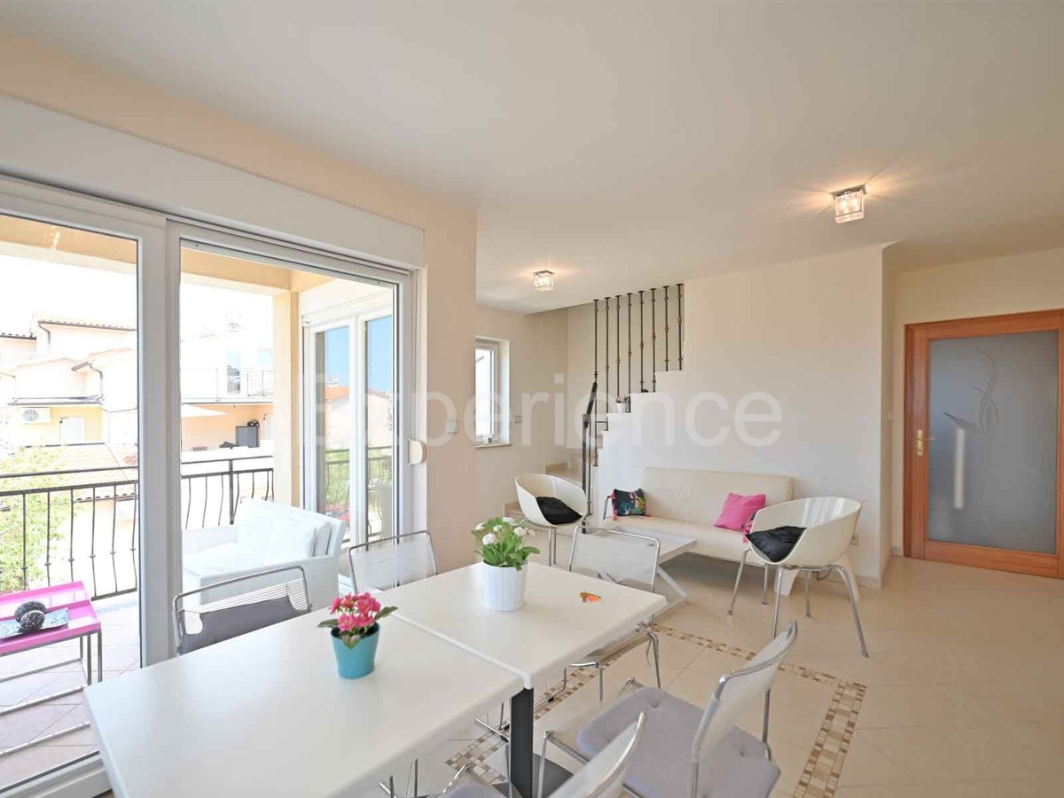 Parenzo - a 1.000 m dalla spiaggia, appartamento con VISTA MARE e garage!