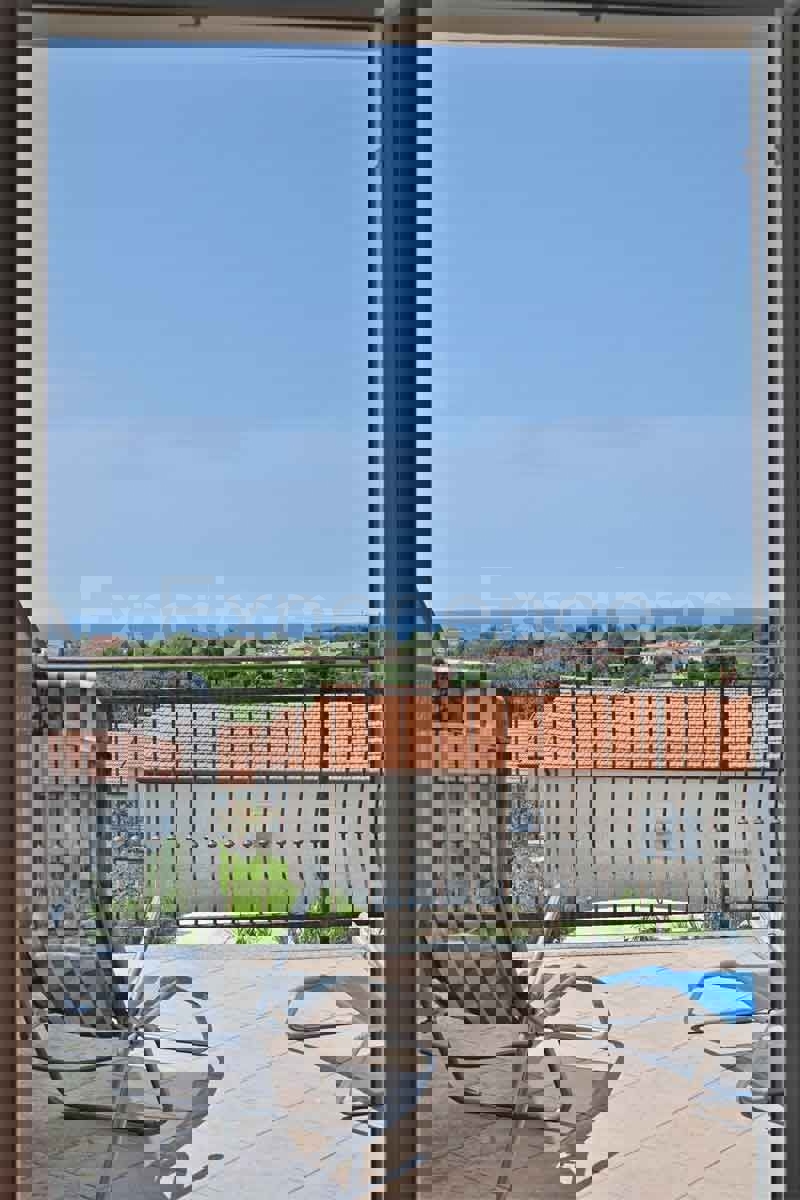 Parenzo - a 1.000 m dalla spiaggia, appartamento con VISTA MARE e garage!